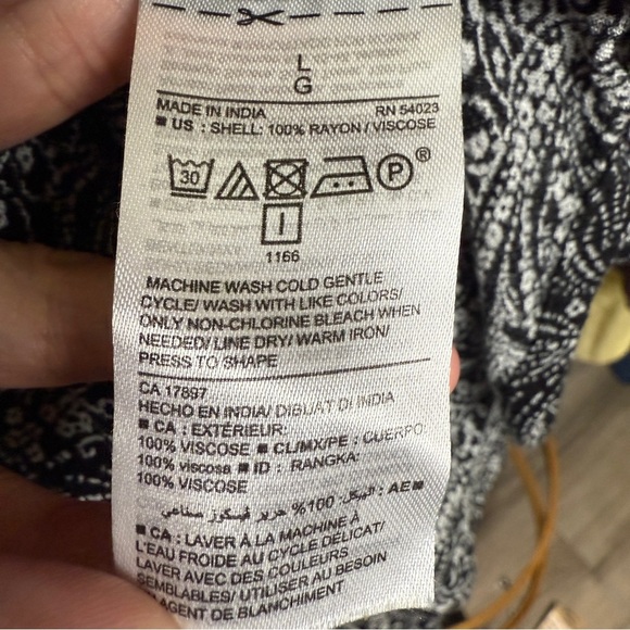 Old Navy Black & White Paisley Print Cold Shoulder Boho Western Top Sz.Lg - Picture 9 of 9